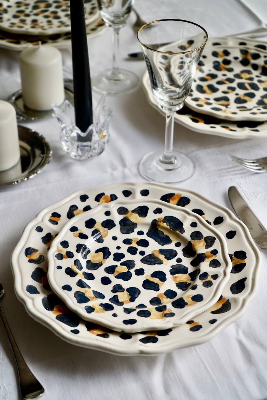 Piatto con bordo smerlato – Decoro leopardato | 26 cm
