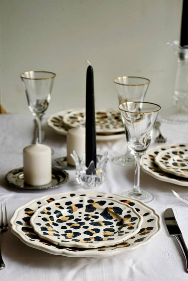Piatto con bordo smerlato – Decoro leopardato | 26 cm