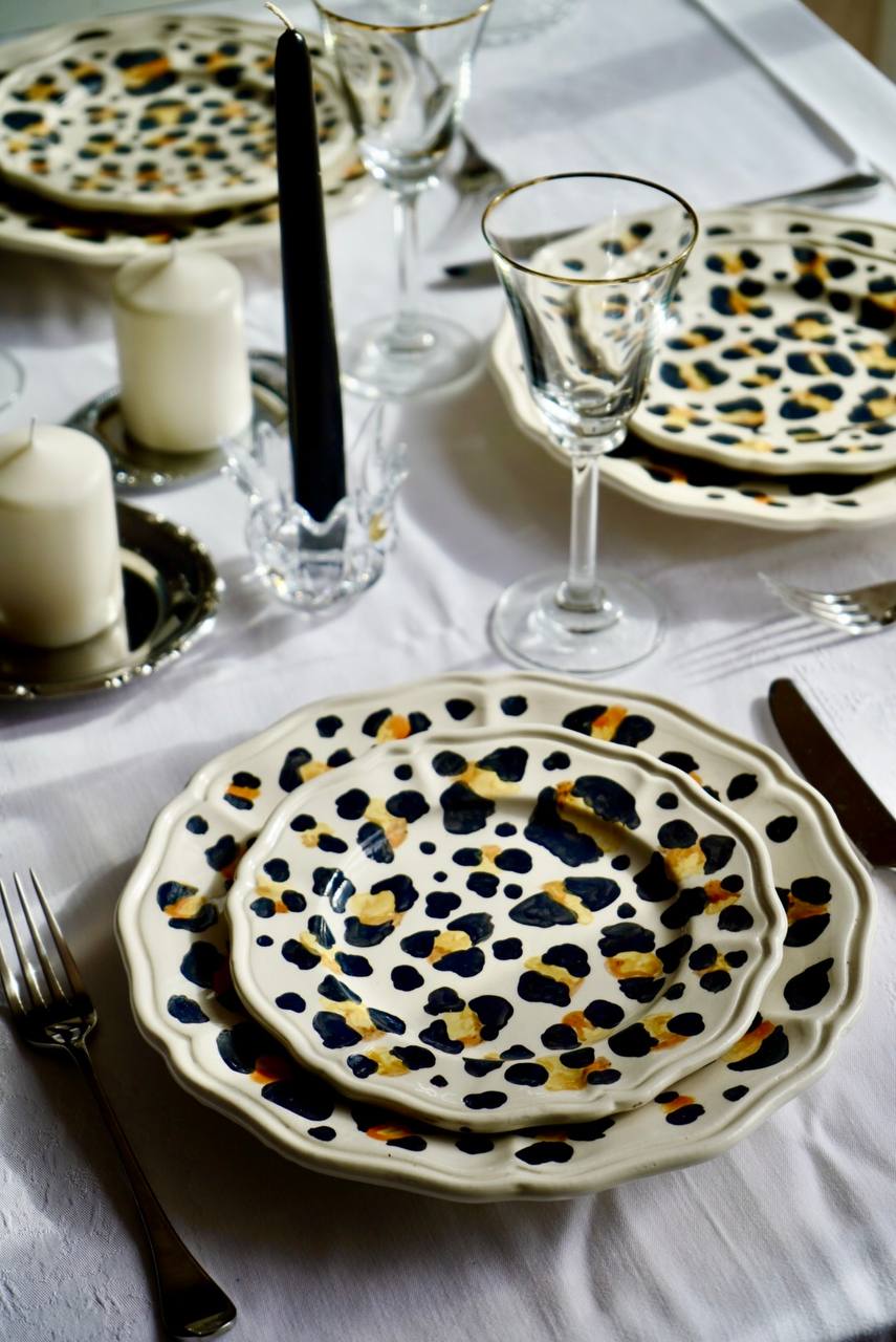 Piatto con bordo smerlato – Decoro leopardato | 26 cm
