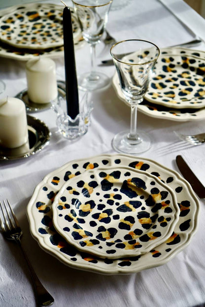 Piatto con bordo smerlato – Decoro leopardato | 26 cm