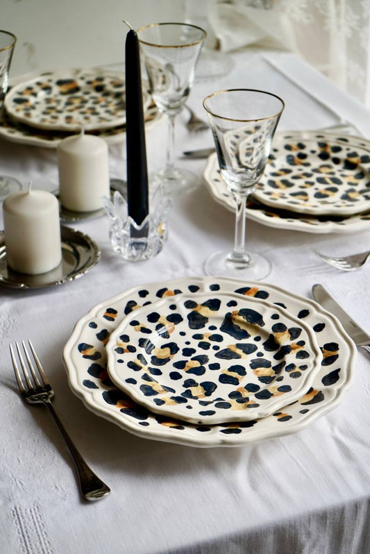Piatto con bordo smerlato – Decoro leopardato | 26 cm